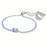 Apporte une touche de fraîcheur et de mouvement à ton poignet avec ce bracelet en argent sterling 925, sublimé par des détails bleus élégants et un pompon plein de charme. Son design délicat mêle douceur, fantaisie et éclat, pour un bijou original qui attire le regard avec subtilité. Un accessoire raffiné, facile à porter au quotidien.

Caractéristiques :

- Matière : Argent 925.
- Design : Bracelet argenté avec détails bleus et pompon décoratif.
- Longueur : Bracelet ajustable pour un porté confortable.
- 