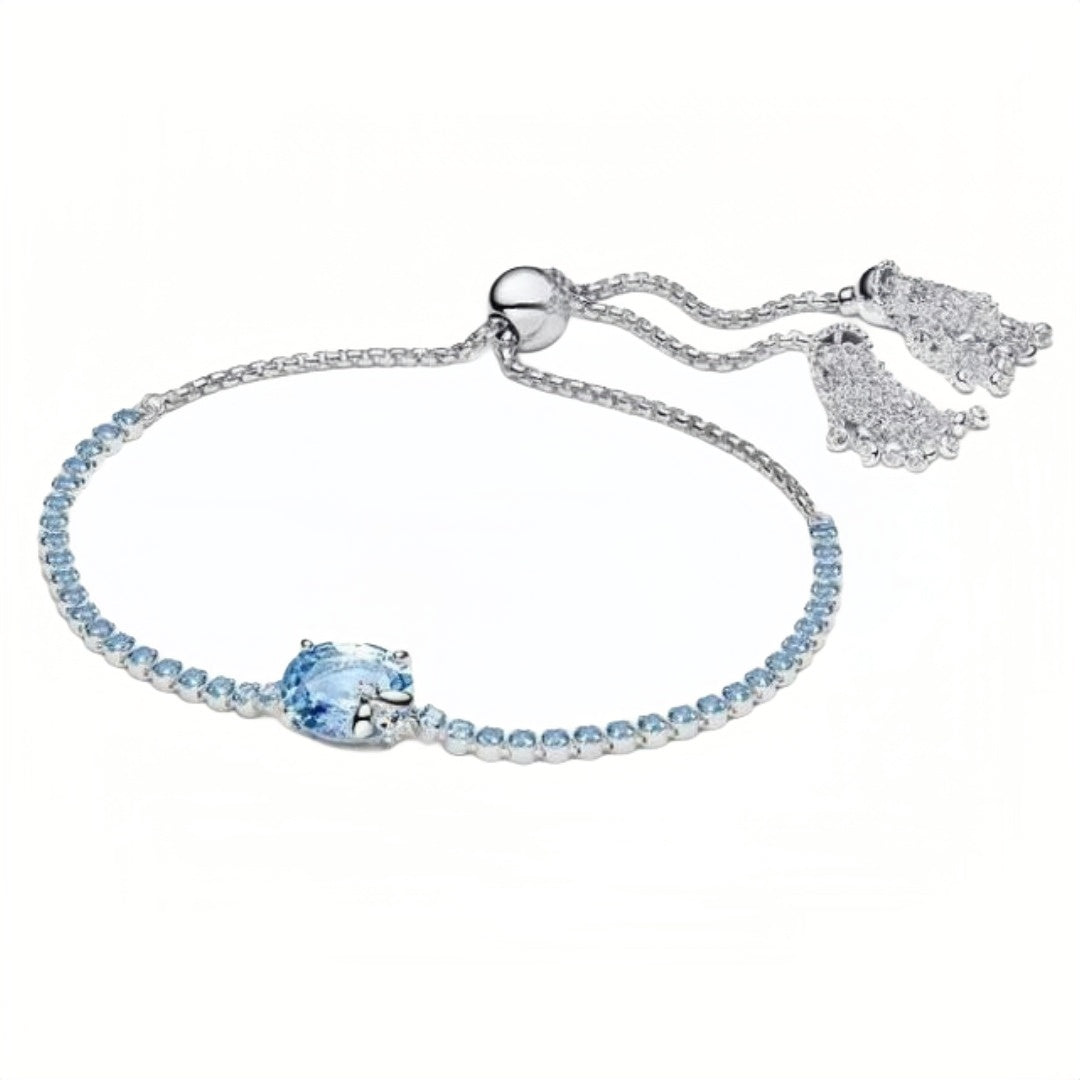 Apporte une touche de fraîcheur et de mouvement à ton poignet avec ce bracelet en argent sterling 925, sublimé par des détails bleus élégants et un pompon plein de charme. Son design délicat mêle douceur, fantaisie et éclat, pour un bijou original qui attire le regard avec subtilité. Un accessoire raffiné, facile à porter au quotidien.

Caractéristiques :

- Matière : Argent 925.
- Design : Bracelet argenté avec détails bleus et pompon décoratif.
- Longueur : Bracelet ajustable pour un porté confortable.
- 