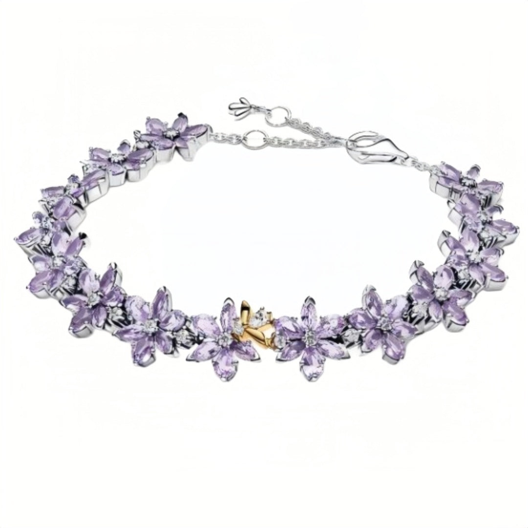 Apporte une touche de poésie et d’élégance à ton poignet avec ce bracelet en argent sterling 925, délicatement orné de fleurs violettes aux détails raffinés. Son design floral et lumineux évoque la douceur de la nature, tout en ajoutant une note chic et féminine à ton style. Un bijou délicat, parfait au quotidien comme pour une occasion spéciale.

Caractéristiques :

- Matière : Argent 925.
- Design : Fleurs violettes détaillées avec finition brillante et élégante.
- Longueur : Bracelet ajustable pour un po