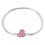 Ce bracelet en argent 925 (S925) reproduit un rose iconique orné du célèbre « B » Barbie en relief nacré, avec chaîne fine texturée et fermoir stylisé. Il symbolise style girly intemporel, identité Barbie et glamour quotidien.

Caractéristiques :

Matière : Argent 925 (S925) poli avec émail rose satiné, strass discrets sur le « B ».
Design : Chaînette réaliste, lettrage B oversize reconnaissable instantanément, finitions vintage.
Compatibilité : Compatible avec les bracelets à charms standards (type Pandora
