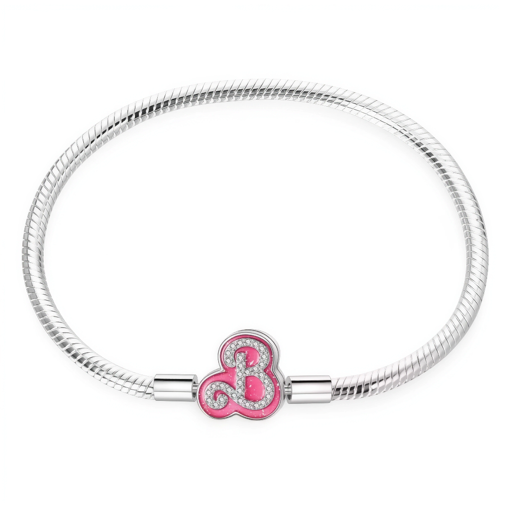 Ce bracelet en argent 925 (S925) reproduit un rose iconique orné du célèbre « B » Barbie en relief nacré, avec chaîne fine texturée et fermoir stylisé. Il symbolise style girly intemporel, identité Barbie et glamour quotidien.

Caractéristiques :

Matière : Argent 925 (S925) poli avec émail rose satiné, strass discrets sur le « B ».
Design : Chaînette réaliste, lettrage B oversize reconnaissable instantanément, finitions vintage.
Compatibilité : Compatible avec les bracelets à charms standards (type Pandora