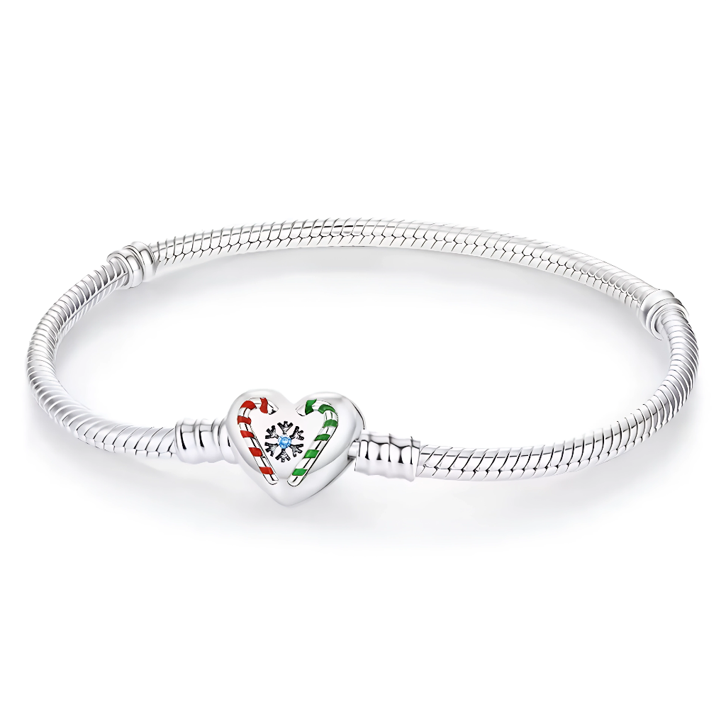 Ce bracelet en argent 925 est orné d’un fermoir en forme de cœur décoré de deux cannes de sucre émaillées rouge et vert, réunies autour d’un flocon de neige scintillant. Il apporte une touche festive et lumineuse à ton poignet, parfait pour célébrer l’esprit de Noël tout en restant élégant.

Caractéristiques :

-Matière : Argent 925/1000 massif, finition brillante, flocon central serti d’un cristal synthétique transparent, cannes de sucre rehaussées d’émail rouge et vert.
-Design : Bracelet maille serpent r