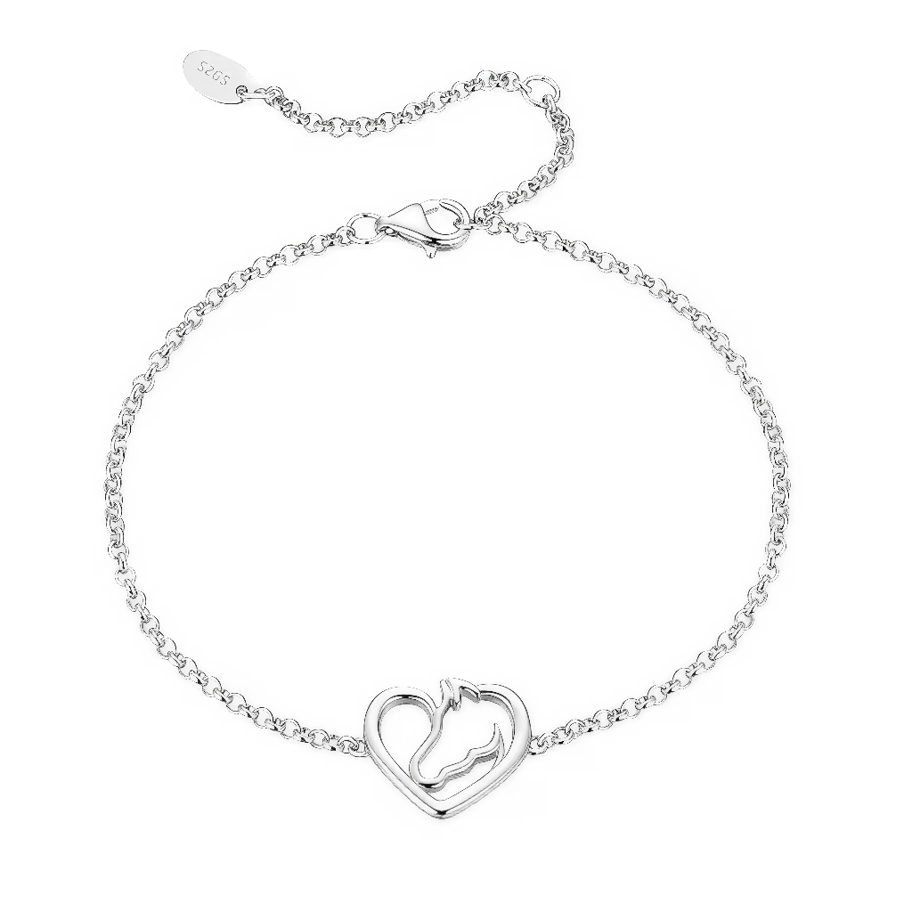 Ce bracelet en argent 925 met en avant un délicat motif de tête de cheval dessiné à l’intérieur d’un cœur ajouré, symbole d’amour et de connexion profonde avec cet animal majestueux. La chaîne fine souligne la légèreté du bijou et permet au motif central de se poser avec élégance sur le poignet.

Caractéristiques
Matière : Argent 925/1000 massif, finition brillante, chaîne délicate et motif cœur-cheval entièrement polis pour un éclat durable.
Design : Bracelet à maille fine retenant un cœur ouvert au centre