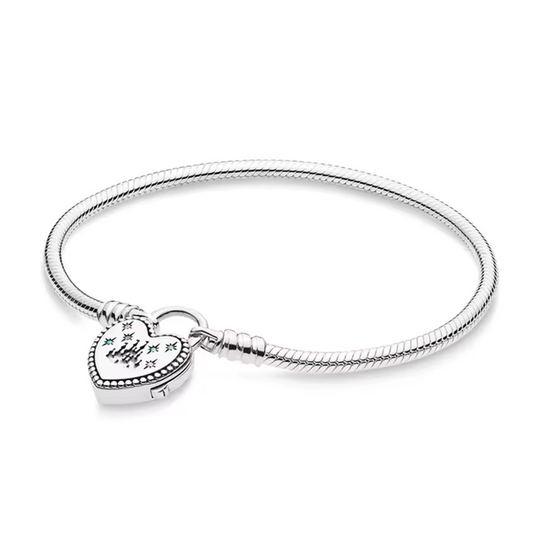 Ajoutez une touche d'élégance et de mystère à votre collection avec ce bracelet unique. Son fermoir en forme de cadenas cœur, orné de motifs étoilés et de détails colorés, reflète à la fois sophistication et originalité.