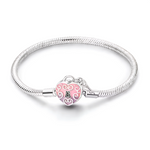 Ce bracelet en argent 925 est orné d’un fermoir en forme de cadenas cœur, recouvert d’un émail rose dégradé et de motifs arabesques blancs, avec une clé assortie attachée à l’anneau.
Il symbolise un amour gardé précieusement et se porte seul ou avec des charms de type européen pour un look romantique et personnalisé.