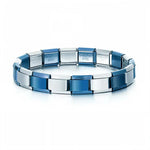 Ce bracelet à charms italien bicolore, composé de 17 maillons en alternance bleu foncé et bleu clair (1 sur 2), est fabriqué en acier inoxydable de haute qualité, alliant confort, solidité et élégance. Entièrement réglable, il s’adapte à toutes les tailles de poignet grâce à son système extensible et ajustable. Modifiable à volonté, vous pouvez ajouter ou retirer des charms pour créer un bijou totalement personnalisé. Son jeu de nuances entre bleu profond et bleu doux lui donne un style original, frais et h