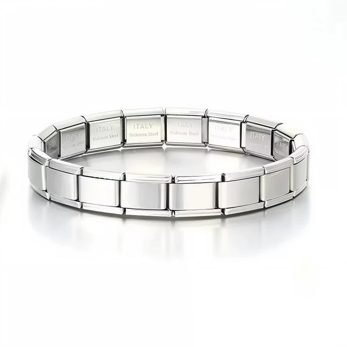 Ce bracelet à charms italien couleur argent est composé de 17 maillons en acier inoxydable de haute qualité, alliant confort, solidité et élégance. Entièrement réglable, il s’adapte à toutes les tailles de poignet grâce à son système extensible et ajustable. Vous pouvez ajouter ou retirer des charms à volonté pour créer un bijou unique et personnalisé. Son fini argenté intemporel s’accorde facilement à tous les styles, du plus classique au plus moderne. Compatible avec tous nos charms italiens, il offre une