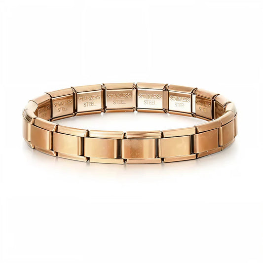 Ce bracelet à charms italien couleur bronze est composé de 17 maillons en acier inoxydable de haute qualité, alliant confort, solidité et élégance. Entièrement réglable, il s’adapte à toutes les tailles de poignet grâce à son système extensible et ajustable. Vous pouvez ajouter ou retirer des charms à volonté pour créer un bijou unique et personnalisé. Sa finition bronze chaleureuse et originale apporte une touche vintage et raffinée à votre look. Compatible avec tous nos charms italiens, il vous permet de 