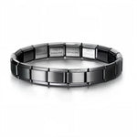 Ce bracelet à charms italien couleur noire est composé de 17 maillons en acier inoxydable de haute qualité, alliant confort, solidité et élégance. Entièrement réglable, il s’adapte à toutes les tailles de poignet grâce à son système extensible et ajustable. Vous pouvez ajouter ou retirer des charms à volonté pour créer un bijou unique et personnalisé. Son design noir profond apporte une touche moderne et sophistiquée, parfaite pour affirmer votre style. Compatible avec tous nos charms italiens, il offre une