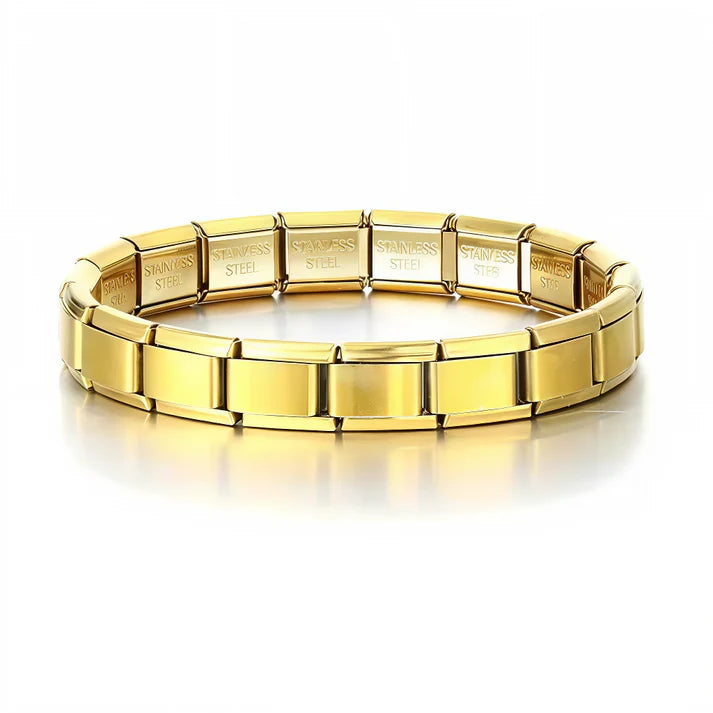 Ce bracelet à charms italien couleur or est composé de 17 maillons en acier inoxydable de haute qualité, alliant confort, solidité et élégance. Entièrement réglable, il s’adapte à toutes les tailles de poignet grâce à son système extensible et ajustable. Vous pouvez ajouter ou retirer des charms à volonté pour créer un bijou unique et personnalisé. Son éclat doré apporte une touche de luxe et de raffinement, idéale pour sublimer toutes vos tenues. Compatible avec tous nos charms italiens, il vous permet de 