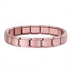 Ce bracelet à charms italien entièrement rose clair est composé de 17 maillons en acier inoxydable de haute qualité, offrant confort, résistance et élégance. Entièrement réglable, il s’adapte à toutes les tailles de poignet grâce à son système extensible et ajustable. Personnalisable à volonté, vous pouvez y ajouter ou retirer des charms pour créer un bijou unique. Sa teinte tendre et lumineuse de rose clair apporte une touche douce et féminine à toutes vos tenues. Compatible avec tous nos charms italiens, 