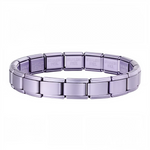 Ce bracelet à charms italien entièrement violet clair est composé de 17 maillons en acier inoxydable de haute qualité, offrant confort, solidité et éclat raffiné. Entièrement réglable, il s’adapte à toutes les tailles de poignet grâce à son système extensible et ajustable. Personnalisable à volonté, vous pouvez y ajouter ou retirer des charms pour créer un bijou unique. Sa teinte douce et apaisante de violet clair apporte une touche de fraîcheur et de romantisme à votre style. Compatible avec tous nos charm