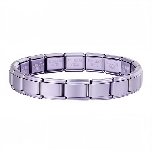 Ce bracelet à charms italien entièrement violet clair est composé de 17 maillons en acier inoxydable de haute qualité, offrant confort, solidité et éclat raffiné. Entièrement réglable, il s’adapte à toutes les tailles de poignet grâce à son système extensible et ajustable. Personnalisable à volonté, vous pouvez y ajouter ou retirer des charms pour créer un bijou unique. Sa teinte douce et apaisante de violet clair apporte une touche de fraîcheur et de romantisme à votre style. Compatible avec tous nos charm