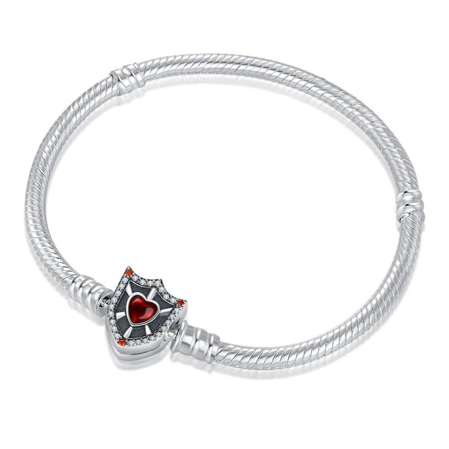 Ce bracelet en argent 925 est composé d’un jonc souple type « serpent » très lumineux, terminé par un fermoir bouclier orné d’un cœur rouge et de petits cristaux étincelants pour une touche de couleur élégante. La surface torsadée du bracelet capte bien la lumière, tandis que le fermoir décoratif devient un véritable élément central du bijou.

Caractéristiques :

-Matière : Argent 925/1000 (sterling silver) avec cristaux clairs et émail rouge au centre du cœur.
-Design : Bracelet maille serpent avec fermoir