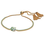 Apporte une touche d’élégance et de fraîcheur à ton poignet avec ce bracelet en argent sterling 925, sublimé par des détails verts et un pompon délicat. Son design raffiné mêle douceur, fantaisie et lumière, pour un bijou original qui attire le regard avec subtilité. Un accessoire chic et facile à porter au quotidien.

Caractéristiques :

- Matière : Argent 925.
- Design : Bracelet doré avec détails verts et pompon décoratif.
- Longueur : Bracelet ajustable pour un porté confortable.
- Style : Bijou élégant