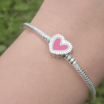 Ajoutez une touche d’art contemporain à votre look avec ce bracelet inspiré des œuvres emblématiques de Keith Haring. Ce bijou unique célèbre l'univers coloré et expressif du célèbre artiste, avec des motifs vibrants et abstraits qui symbolisent l'énergie, l'amour et la culture pop. Chaque détail rend hommage à son style iconique, rendant ce bracelet un choix parfait pour les amateurs d'art et d'expression créative.