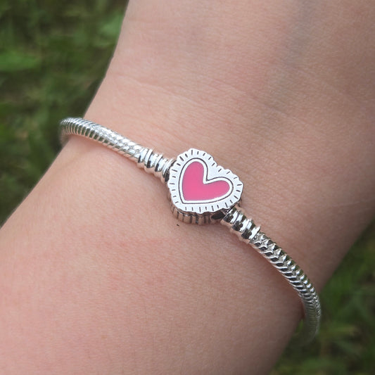 Ajoutez une touche d’art contemporain à votre look avec ce bracelet inspiré des œuvres emblématiques de Keith Haring. Ce bijou unique célèbre l'univers coloré et expressif du célèbre artiste, avec des motifs vibrants et abstraits qui symbolisent l'énergie, l'amour et la culture pop. Chaque détail rend hommage à son style iconique, rendant ce bracelet un choix parfait pour les amateurs d'art et d'expression créative.