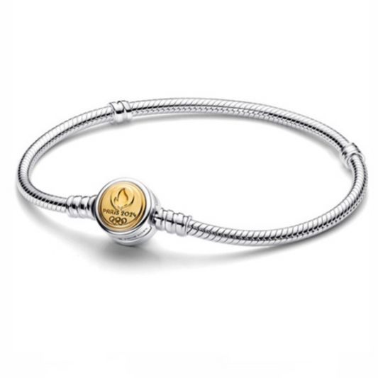 Portez l’esprit des Jeux Olympiques 2024 au poignet avec ce bracelet en argent 925. Alliant élégance et symbolisme, ce bijou unique célèbre l’énergie, la passion et l’unité des athlètes du monde entier. Une pièce raffinée qui allie la brillance et la robustesse de l’argent pour un style sportif et sophistiqué.

Caractéristiques :

Matière : Argent 925&nbsp;
Design : Motifs inspirés des anneaux olympiques et du logo officiel des JO 2024, avec détails dorés et argentés
Fermoir : Fermoir sécurisé, pratique et 