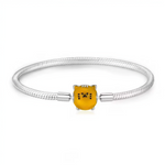 Ce bracelet mystérieux et enjoué présente une chaîne maille serpent lisse en argent sterling 925 poli, centrée d’un charm chat jaune vif enamel aux oreilles triangles, yeux bridés noirs et sourire espiègle pour un vibe Maneki-neko porte-fortune. Disponible en tailles 17 cm, 18 cm, 19 cm et 20 cm, il convient aux poignets graciles avec fermoir lobster solide et ajustement flexible. Poinçonné S925, sans nickel et robuste, idéal comme bijou chanceux ou base extensible à charms. Parfait pour amoureux des chats,