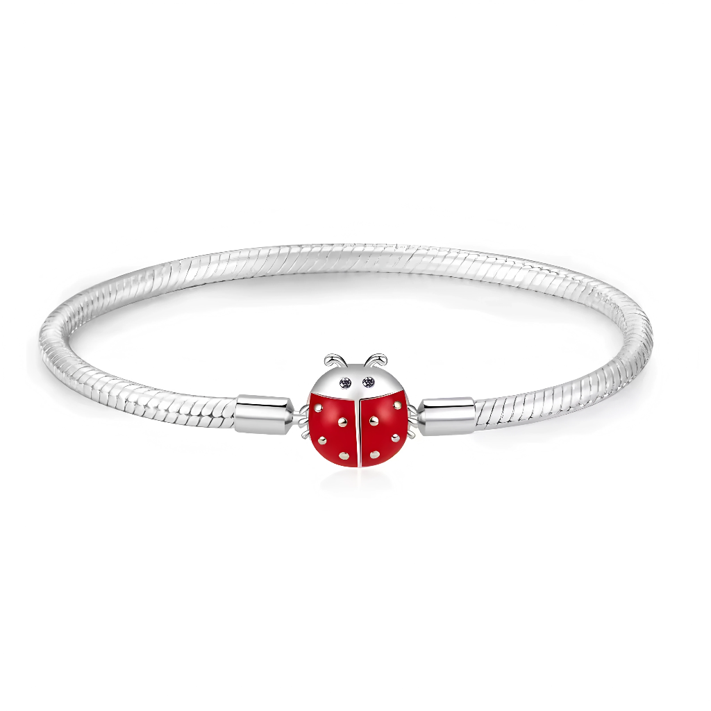 Ce bracelet&nbsp;porte-bonheur&nbsp;raffiné présente une chaîne souple maille serpent en argent sterling 925 poli, centrée d’une coccinelle rouge enamel brillante aux ailes texturées noires, antennes et tête adorable pour un effet kawaii protecteur. Disponible en tailles 17 cm, 18 cm, 19 cm et 20 cm, il s’adapte parfaitement aux poignets fins à moyens, avec fermoir lobster sécurisé et maillon extensible optionnel. Poinçonné S925, hypoallergénique et résistant à l’oxydation, idéal pour porter seul ou charger