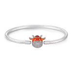 Ce bracelet puissant et zodiacal arbore une chaîne maille serpent fluide en argent sterling 925 poli, centrée d’un charm taureau corail vif enamel aux cornes courbées, museau expressif et yeux bordés de strass étincelants pour un regard fier et mystique. Disponible en tailles 17 cm, 18 cm, 19 cm et 20 cm, il s’adapte aux poignets avec fermoir lobster robuste et maillon extensible. Poinçonné S925, anti-allergénique et résistant, idéal pour l’Année du Bœuf ou comme bijou totem personnel. Parfait pour collecti