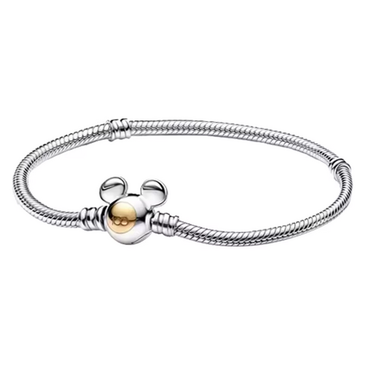 Célébrez le centenaire de Mickey avec ce bracelet exclusif qui capture la magie intemporelle de Disney. Un hommage élégant et sophistiqué à une icône qui a marqué des générations.