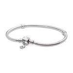 Apportez une touche de fraîcheur et de délicatesse à votre look avec ce bracelet orné de magnifiques pâquerettes. Inspiré de la beauté simple et naturelle de cette fleur, ce bijou incarne la pureté et l’élégance, tout en ajoutant une note printanière à votre poignet. Parfait pour les amoureux de la nature et ceux qui apprécient les designs raffinés et intemporels.