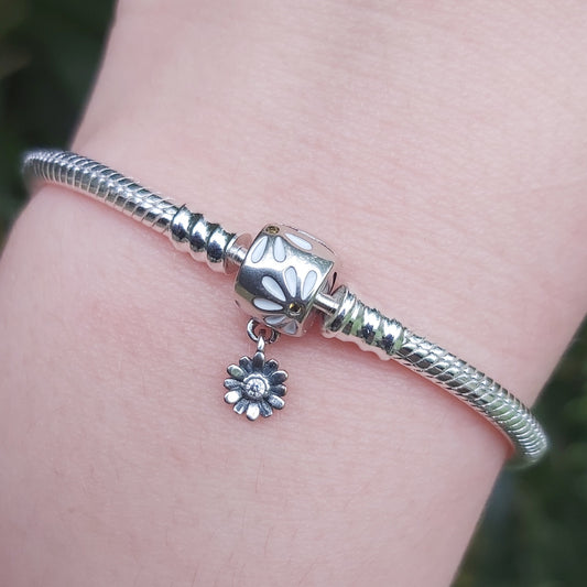 Apportez une touche de fraîcheur et de délicatesse à votre look avec ce bracelet orné de magnifiques pâquerettes. Inspiré de la beauté simple et naturelle de cette fleur, ce bijou incarne la pureté et l’élégance, tout en ajoutant une note printanière à votre poignet. Parfait pour les amoureux de la nature et ceux qui apprécient les designs raffinés et intemporels.

-Design : Charm représentant une pâquerette délicatement détaillée, symbole de simplicité et de beauté naturelle
-Inspiration : Pâquerette, symb