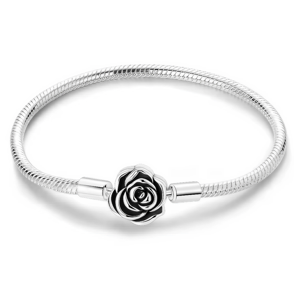 L'élégance florale s'invite à votre poignet avec ce bracelet au design raffiné. La maille serpent, souple et brillante, met en valeur un fermoir unique sculpté en forme de rose délicate. Les finitions polies de l'argent miroir capturent la lumière et soulignent chaque pétale de la fleur, créant un bijou à la fois romantique et intemporel. Idéal pour les amoureuses de la nature et les adeptes d'un style chic et symbolique.