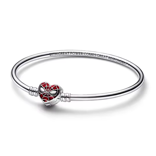 Portez un hommage raffiné à l'un des super-héros les plus aimés avec ce bracelet rigide Spider-Man. Conçu en métal robuste et orné de détails emblématiques tels que la célèbre toile et le masque de l'homme-araignée, ce bijou combine parfaitement style et passion pour l'univers Marvel. Sa structure rigide apporte une touche moderne et minimaliste, tout en garantissant un confort optimal.