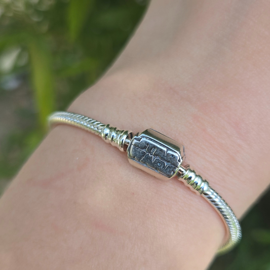Embarquez pour une aventure galactique avec ce bracelet Star Wars. Confectionné en argent sterling S925 ou en cuir de haute qualité (précisez le matériau si nécessaire), ce bracelet capture l'esprit épique de l'univers Star Wars avec un design élégant et intemporel.
