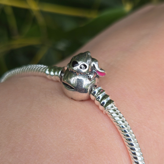 Emportez un peu de l'esprit espiègle de Stitch avec vous grâce à ce bracelet adorable et original, parfait pour les fans de l'univers de Lilo et Stitch.