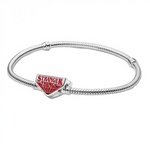 Entrez dans l’Upside Down avec ce bracelet Stranger Things en argent sterling 925, doté d’une maille serpent souple et d’un fermoir logo rouge émaillé inspiré du titre de la série culte. Le fermoir triangulaire met en avant l’inscription STRANGER THINGS en lettres rétro façon affiche des années 80, pour un style geek élégant qui se porte au quotidien. Disponible en 17 cm, 18 cm, 19 cm et 20 cm, il s’adapte aux poignets fins comme plus larges tout en restant confortable. Poinçonné S925, sans nickel et durabl