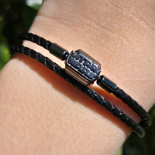 Affichez votre passion pour l'univers épique de Star Wars avec ce bracelet tressé en faux cuir, alliant confort et style. Inspiré des éléments iconiques de la saga, ce bracelet robuste et tendance est le parfait accessoire pour les fans de l'univers Star Wars. Son design élégant, avec ses détails distinctifs, ajoutera une touche de geek-chic à votre look tout en restant fidèle à l'esprit de la franchise.