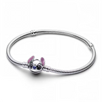 Discret… mais avec une touche de chaos mignon ! Ce bracelet en argent 925 marie finesse et fun grâce à son fermoir en forme du visage iconique de Stitch. Une manière subtile et stylée de garder l’esprit de l’extraterrestre le plus attachant toujours à votre poignet. Chic, espiègle et résolument Disney.