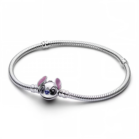 Discret… mais avec une touche de chaos mignon ! Ce bracelet en argent 925 marie finesse et fun grâce à son fermoir en forme du visage iconique de Stitch. Une manière subtile et stylée de garder l’esprit de l’extraterrestre le plus attachant toujours à votre poignet. Chic, espiègle et résolument Disney.