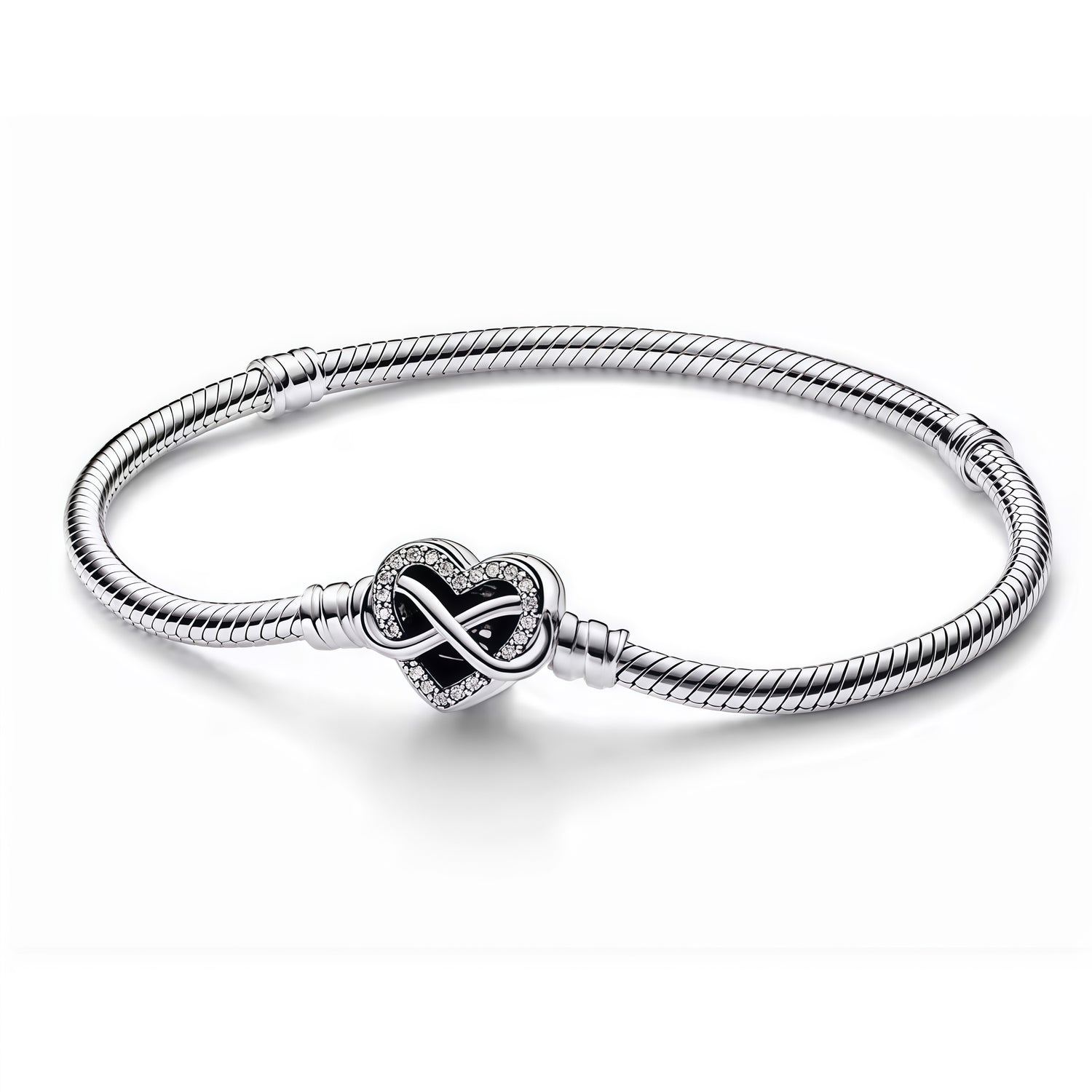 Apporte une touche romantique et élégante à ton poignet avec ce bracelet cœur infini. Inspiré de l’amour éternel, ce bijou associe deux symboles puissants : le cœur et l’infini, pour un design raffiné et plein de sens. Une pièce intemporelle et féminine, parfaite pour les amateurs de bijoux symboliques et sophistiqués.

Caractéristiques :

- Matière : Argent 925.
- Design : Cœur entrelacé avec le symbole de l’infini.
- Dimensions : Longueur ajustable (environ 18-24 cm).
- Style : Bijou élégant, romantique e