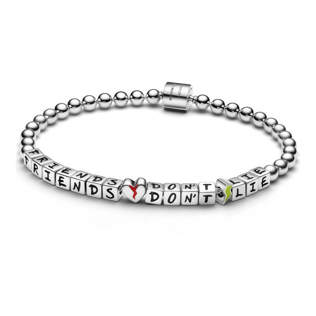 Ce bracelet en chaîne de perles argentées brillantes arbore des charms cube lettrés formant “FRIENDS DON’T LIE” avec un cœur rouge vif au centre et un petit carré vert, parfait pour un style pop et amical.

Caractéristiques :

Matière : Argent 925 rhodié avec perles polies et charms émaillés multicolores (rouge, vert, noir).
Fermoir : Système à clip discret pour une sécurité optimale et une personnalisation facile.
Tailles : Ajustable de 16 à 21 cm