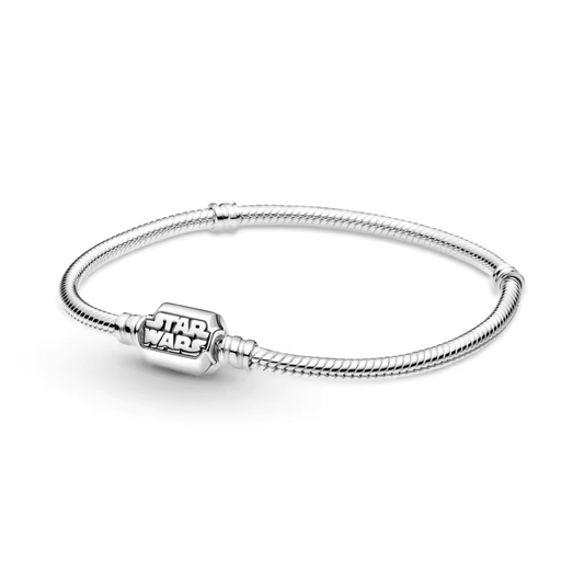 Embarquez pour une aventure galactique avec ce bracelet Star Wars. Confectionné en argent sterling S925 ou en cuir de haute qualité (précisez le matériau si nécessaire), ce bracelet capture l'esprit épique de l'univers Star Wars avec un design élégant et intemporel.