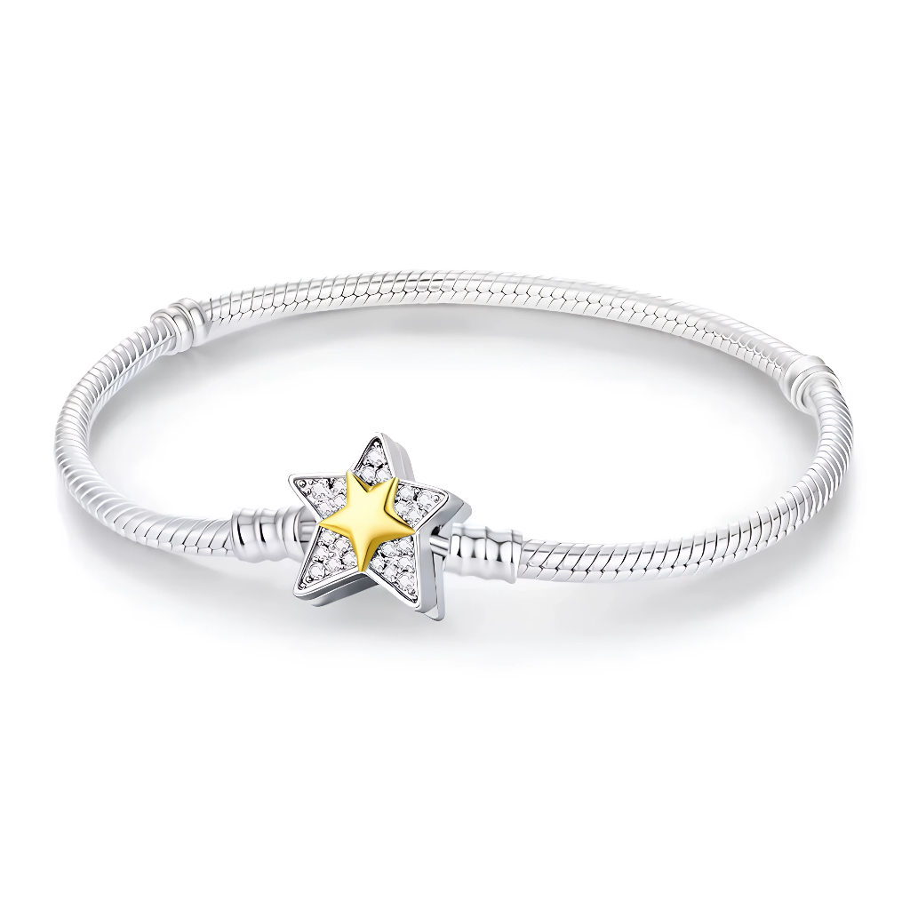 Ce bracelet en argent 925 est sublimé par un fermoir en forme d’étoile à cinq branches dont le cœur doré semble rayonner, entouré d’un halo de petits cristaux scintillants. Discret et lumineux, il habille le poignet d’une touche de magie, comme un porte‑bonheur à garder toujours sur soi.

Caractéristiques :

-Matière : Argent 925/1000 massif, finition brillante, centre de l’étoile en placage doré, pavage de cristaux synthétiques transparents sur les branches.
-Design : Bracelet maille serpent rigide avec fe