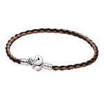 Apporte une touche sauvage et élégante à ton poignet avec ce bracelet tressé Roi Lion. Inspiré de l’univers Disney, ce bijou associe le charme du cuir tressé à un fermoir décoré dans l’esprit du Roi Lion pour un rendu à la fois raffiné et symbolique. Un bracelet plein de caractère, parfait pour les fans de Simba et des pièces inspirées de la savane.

Caractéristiques :

- Matière : Argent 925.
- Design : Bracelet inspiré du Roi Lion avec finitions soignées.
- Dimensions : Taille confortable et agréable à po