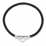 Ce bracelet rigide en cordon tressé noir est fermé par un fermoir triangulaire en argent où est gravée l’inscription “FRIENDS DON’T LIE”, pour un message d’amitié fort et discret au poignet.

Caractéristiques :

Matière : Cordon tressé noir aspect cuir et fermoir en argent 925 (forme triangle lisse avec gravure noire).
Finition : Trois anneaux métalliques décoratifs encadrent le fermoir pour un rendu moderne et épuré.
Tailles : Disponible du 16 au 21 cm, idéal pour s’adapter aussi bien aux poignets fins qu’