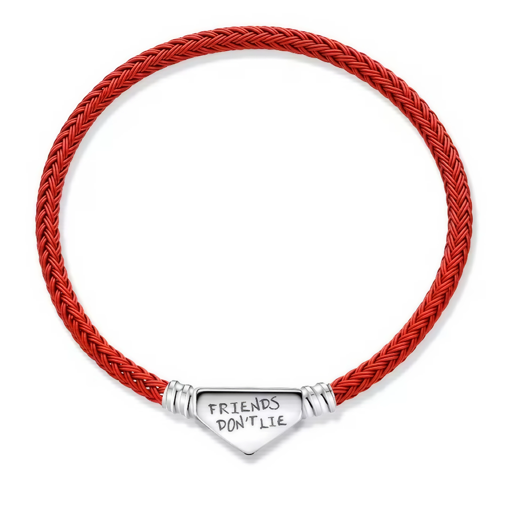 Ce bracelet rigide en cordon tressé rouge vif est fermé par un fermoir triangulaire en argent 925 gravé “FRIENDS DON’T LIE”, apportant une touche de couleur dynamique et un message amical au poignet.

Caractéristiques :

Matière : Cordon tressé rouge aspect cuir et fermoir en argent 925 (triangle lisse avec gravure noire stylisée).
Finition : Trois anneaux en argent 925 décoratifs encadrent le fermoir pour un rendu moderne et épuré.
Tailles : Disponible du 16 au 21 cm, idéal pour s’adapter aux poignets fins