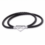 Ce bracelet wrap double tour en cordon tressé noir s’enroule élégamment autour du poignet, fermé par un fermoir triangulaire en argent 925 gravé “FRIENDS DON’T LIE” pour un clin d’œil subtil à l’amitié.

Caractéristiques :

Matière : Cordon tressé noir aspect cuir souple et fermoir en argent 925 (triangle lisse avec gravure noire stylisée).
Finition : Trois anneaux en argent 925 aux extrémités du fermoir ajoutent une touche raffinée et moderne.
Tailles : Disponible du 16 au 21 cm.