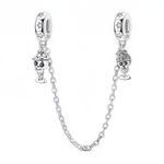Protégez vos charms avec style grâce à cette chaîne de sécurité inspirée du Día de los Muertos ! Réalisée en argent 925, elle met en scène deux petits crânes festifs, l’un coiffé d’un chapeau et l’autre orné de fleurs, reliés par une chaîne solide et délicate. Les détails finement gravés et les motifs étoiles sur les embouts ajoutent une touche de fantaisie et de protection à votre bracelet, tout en évoquant l’univers joyeux et symbolique de la fête mexicaine.