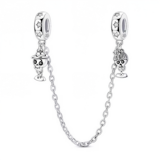 Protégez vos charms avec style grâce à cette chaîne de sécurité inspirée du Día de los Muertos ! Réalisée en argent 925, elle met en scène deux petits crânes festifs, l’un coiffé d’un chapeau et l’autre orné de fleurs, reliés par une chaîne solide et délicate. Les détails finement gravés et les motifs étoiles sur les embouts ajoutent une touche de fantaisie et de protection à votre bracelet, tout en évoquant l’univers joyeux et symbolique de la fête mexicaine.