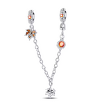 Ajoutez une touche élégante et automnale à votre collection avec ce charm Chaîne avec Feuilles d'Automne. Confectionné en métal doré ou cuivré, ce charm présente une délicate chaîne ornée de plusieurs feuilles aux couleurs chaudes et vibrantes de l'automne. Chaque feuille est finement détaillée, capturant la beauté et la diversité des formes qui caractérisent cette saison magique. Ce bijou est idéal pour ceux qui souhaitent célébrer la nature et les plaisirs de l'automne. Compatible avec les bracelets Pando