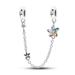 Apportez une touche florale et délicate à votre bracelet avec cette magnifique chaîne de sécurité ornée de deux fleurs raffinées. Fabriquée en argent 925, cette chaîne présente deux fleurs sculptées avec soin, chacune délicatement travaillée pour capturer la beauté de la nature. Les détails fins et les courbes des pétales créent une harmonie parfaite, rappelant les jardins en pleine floraison.

En plus d’ajouter une note douce et élégante à votre bijou, cette chaîne de sécurité protège votre bracelet en emp