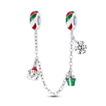 Apportez l'esprit festif et enchanteur de Noël à votre poignet avec ce charm chaîne composé de trois pendentifs : un Père Noël, un flocon de neige délicat et un petit cadeau. Fabriqué en métal argenté avec des touches d'émail rouge et blanc, chaque élément capture l'essence des fêtes : le Père Noël joyeux, le flocon délicatement sculpté, et le cadeau avec un nœud élégant, symbolisant la joie et le partage. Compatible avec les bracelets Pandora, ce charm chaîne est l’ajout parfait pour les amoureux de la mag