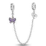 Ajoutez une touche de beauté naturelle et de transformation à votre bracelet avec cette magnifique chaîne de sécurité ornée d’un papillon violet et d’un arbre. Fabriquée en argent 925, cette chaîne combine la délicatesse d’un papillon aux ailes violettes et la force d’un arbre majestueux, symbolisant la liberté, la croissance et l’harmonie avec la nature.

En plus d’ajouter une touche poétique et pleine de sens à votre bijou, cette chaîne de sécurité protège votre bracelet en empêchant les ouvertures accide